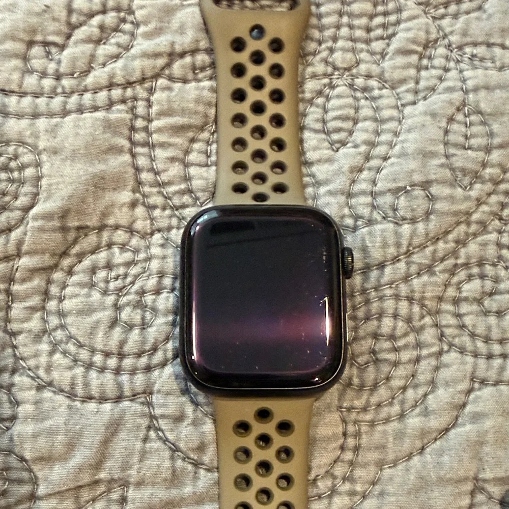 Apple Watch 8 with lots of bands - Picture 4 of 9